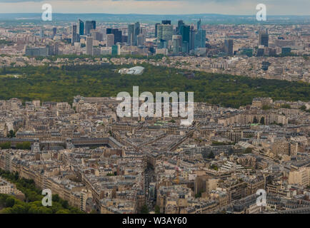 Einzigartige Antenne Stadtbild Panorama der westlichen Rand des 16. arrondissement von Paris. Der Bois de Boulogne, einem großen öffentlichen Park und die Skyline von L Stockfoto