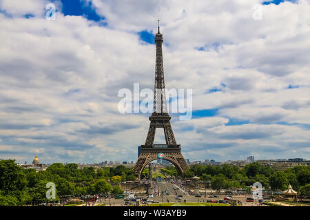 Volle Sicht auf den Eiffelturm mit der Pont d'Iéna Brücke vom Trocadéro gesehen. Touristen sind der Brücke das berühmte Denkmal zu erreichen. Die... Stockfoto