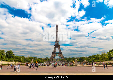 Perfekte Panoramablick auf den Eiffelturm von Jardins du Trocadéro. Touristen sind zu Fuß rund um den Garten mit Brunnen auf einem... Stockfoto