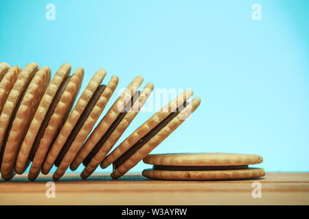 Сookie Sandwich auf ared Holztisch, blauen Hintergrund. Stockfoto