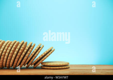 Сookie Sandwich auf ared Holztisch, blauen Hintergrund. Stockfoto