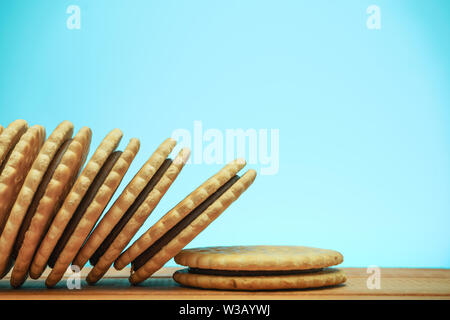 Сookie Sandwich auf ared Holztisch, blauen Hintergrund. Stockfoto