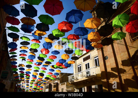 Zabbar. 13. Juli, 2019. Foto am 13. Juli 2019 zeigt die Schirme in der Luft entlang einer Straße ausgesetzt zurück Schauspiel der beliebten 'Umbrella Straße' in Zabbar, Malta zu bringen. Credit: Jonathan Borg/Xinhua/Alamy leben Nachrichten Stockfoto