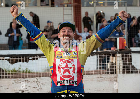 Loomer Rd, Newcastle und, UK. 13. Juli, 2019. Stoke-on-Trent, 14. Juli Lukas Priester feiert während der Nationalen Liga 4 Mannschaft Meisterschaft an Stoke Speedway Stadion, Loomer Rd, Newcastle Under Lyne am Samstag, dem 13. Juli 2019. (Credit: Ian Charles | MI Nachrichten) Credit: MI Nachrichten & Sport/Alamy leben Nachrichten Stockfoto