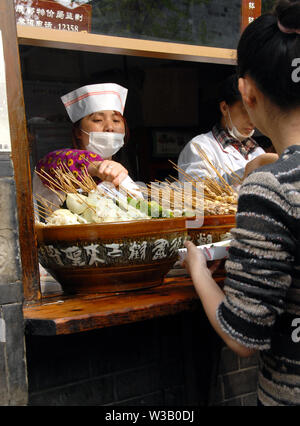 Lokale Sichuan Essen auf jinli Street, Chengdu. Seltsam, seltsam und bizarre Essen. Street Stall, chinesisches Essen, Street Food, jinli Straße, Sichuan, China. Stockfoto