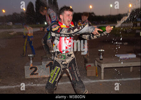 Loomer Rd, Newcastle und, UK. 13. Juli, 2019. Stoke-on-Trent, 14. Juli Joe Lawlor Sprays der Champagner während der Nationalen Liga 4 Mannschaft Meisterschaft an Stoke Speedway Stadion, Loomer Rd, Newcastle Under Lyne am Samstag, dem 13. Juli 2019. (Credit: Ian Charles | MI Nachrichten) Credit: MI Nachrichten & Sport/Alamy leben Nachrichten Stockfoto