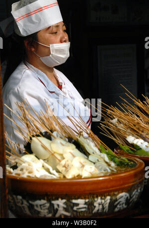 Lokale Sichuan Essen auf jinli Street, Chengdu. Seltsam, seltsam und bizarre Essen. Street Stall, chinesisches Essen, Street Food, jinli Straße, Sichuan, China. Stockfoto