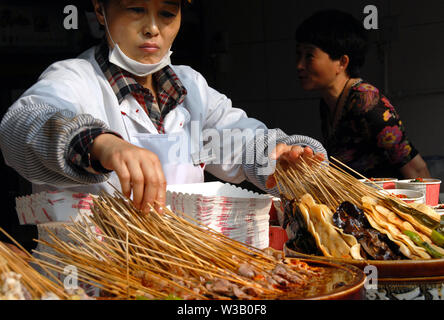 Lokale Sichuan Essen auf jinli Street, Chengdu. Seltsam, seltsam und bizarre Essen. Street Stall, chinesisches Essen, Street Food, jinli Straße, Sichuan, China. Stockfoto