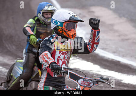 Loomer Rd, Newcastle und, UK. 13. Juli, 2019. Stoke-on-Trent, 14. Juli Connor Coles feiert seinen Gewinn während der Nationalen Liga 4 Mannschaft Meisterschaft an Stoke Speedway Stadion, Loomer Rd, Newcastle Under Lyne am Samstag, dem 13. Juli 2019. (Credit: Ian Charles | MI Nachrichten) Credit: MI Nachrichten & Sport/Alamy leben Nachrichten Stockfoto