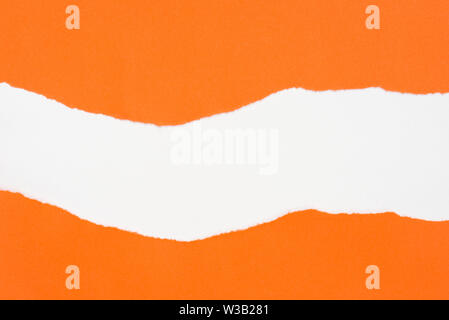 Stücke von orange Farbe Papier auf weißem Hintergrund mit Kopie Raum Stockfoto