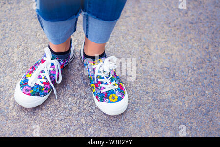 Original und stilvolle bunte Frau Schuhe auf der Straße - glücklich Lifestyle Stockfoto