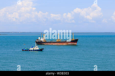 Blick auf SM Seaside City und das Meer: Frachtschiffe In Cebu City Stockfoto