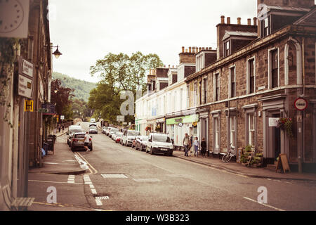 Dunkeld/Schottland - 7. Juli 2019: Verkehr auf der Hauptstraße in Dunkeld Stockfoto