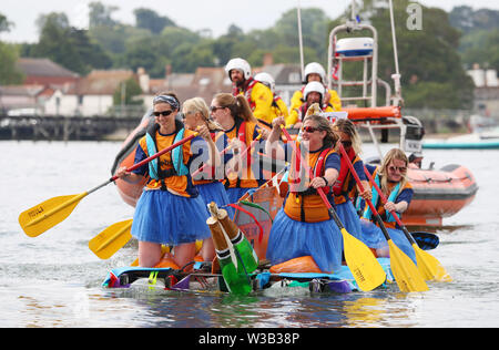 Hythe, Southampton, Großbritannien, 14. Juli 2019. UK Wetter: Konkurrenten im Großen Wasser floß Rennen in Hythe, Southampton genießen das sonnige Wetter. Im letzten Jahr hat die jährliche Veranstaltung wurde wegen schlechten Wetters abgesagt. Kredit Stuart Martin/Alamy leben Nachrichten Stockfoto