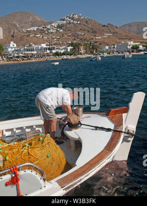 Ein Fischer arbeitet auf seinem Boot auf der griechischen Insel Serifos Stockfoto