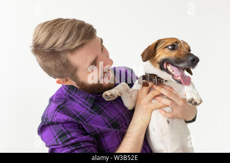 Pet's Owner Konzept - glückliche Mann hält einen Hund Jack Russell Terrier über den weißen Hintergrund Stockfoto