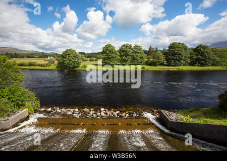 Der Fluss von der Caledonian Canal an Gairlochy, Entleerung in den Fluss Lochy, Highlands, Schottland, UK. Stockfoto