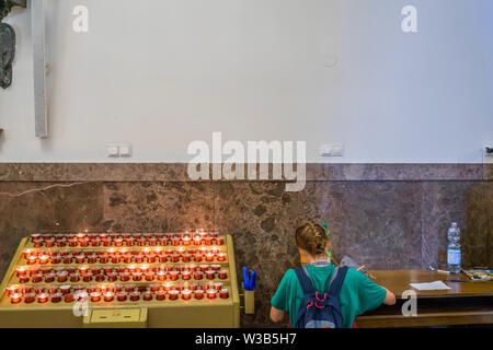 Im Inneren der Kapelle, wo die Ikone der Schwarzen Madonna von Tschenstochau, Menschen eine Kerze ihr Gebet zu symbolisieren und ihre Absicht schreiben entzünden. Stockfoto