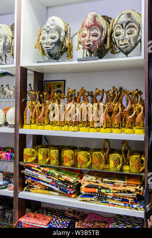 Afrikanische Souvenirs zum Verkauf in der Abflughalle des internationalen Flughafen Hosea Kutako, Windhoek, Namibia Stockfoto