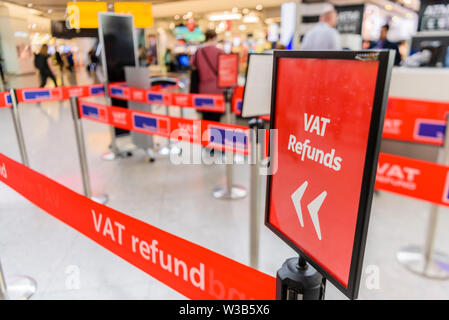 Warteschlange für die Erstattung der Mehrwertsteuer, die von Travelex, Terminal 3, Flughafen Heathrow, London, England, Vereinigtes Königreich, Großbritannien betrieben Stockfoto