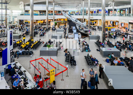 Passagiere warten auf Flüge am Terminal 3, Flughafen Heathrow, London, England, Vereinigtes Königreich, Großbritannien Stockfoto