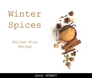 Winter, Gewürzen und braunem Zucker isoliert auf weißem Hintergrund, Ansicht von oben, kopieren. Glühwein oder Weihnachten saisonale Backzutaten-Aroma, Gewürze. Stockfoto