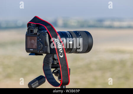 Tele Zoom Objektiv mit Kamera auf dem Stativ für Aufnahmen an der Wüste Winter bereit. Stadt Dammam Saudi Arabien. Foto Monat November-0 genommen Stockfoto