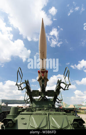 BUDAPEST/UNGARN - 05.18, 2019: SA-6 Erwerbstätigkeit 2 K12 Kub alte russische Boden-Luft-Rakete auf eine Verteidigung. Vorderansicht, Weitwinkel, blauer Himmel. Stockfoto