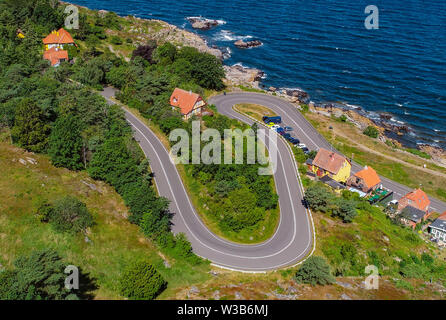 07 Juli 2019, Dänemark, Gudhjem: eine Serpentinenstraße in Gudhjem, einer kleinen Stadt an der Nordküste der dänischen Ostseeinsel Bornholm (Luftbild mit einer Drohne). Die Insel Bornholm ist, zusammen mit den vorgelagerten Archipel Ertholmene, die östlichste Insel Dänemarks. Dank seiner Lage, der Insel Bornholm zählt viele Sonnenstunden. Foto: Patrick Pleul/dpa-Zentralbild/ZB Stockfoto