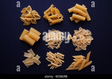 Verschiedene Arten von traditionellen italienischen Pasta auf schwarzem Hintergrund von einem hohen Winkel anzeigen isoliert Stockfoto