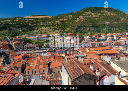 Blick auf Olbia, Sardinien, Italien. Historische Gebäude mit roten rooftiles. Hill und blauer Himmel im Hintergrund. Stockfoto
