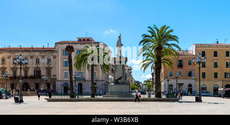 Platz in einem Italienischen smalltown mit historischen Gebäuden, staue, Palmen. Hellen Sommertag. Stockfoto