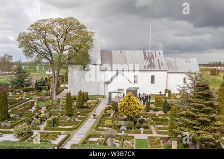 JELLING, Dänemark - 9. Mai 2017: Weiße Kirche auf dem Denkmal, das UNESCO-Weltkulturerbe Schirmherrschaft am 9. Mai 2017 in Jelling, Dänemark. Stockfoto