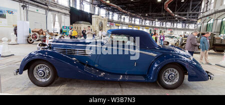 BUDAPEST, Ungarn - 09 April, 2019: Ein Horch 500 1934 5000 ccm selten Blau Classic Car auf Anzeige an einem Motor Show. Ansicht von der linken Seite. Stockfoto