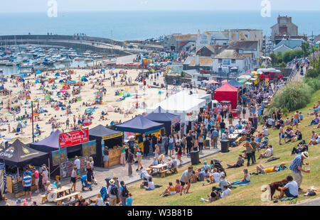 Lyme Regis, Dorset, Großbritannien. 14. Juli 2019. UK Wetter: Massen von strandgängern Herde zu dem Badeort von Lyme Regis ein Food Festival in die glühend heiße Wochenende Sonnenschein zu genießen. Credit: Celia McMahon/Alamy Leben Nachrichten. Stockfoto