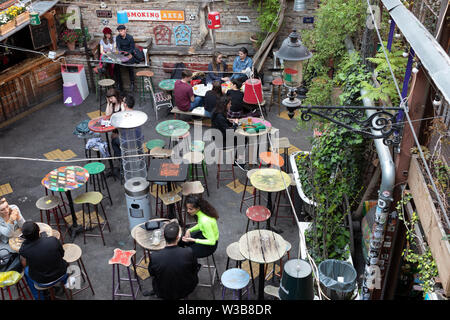 BUDAPEST, Ungarn - 09 April, 2019: Pub Terrasse mit Vintage Design im Szimpla Kert pub ruinieren. Overhead shot. Stockfoto