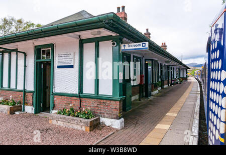 Rannoch ländlichen Bahnhof Plattform mit ScotRail Zug an der West Highland Railway Line, Scottish Highlands, Schottland, UK Stockfoto