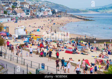 Lyme Regis, Dorset, Großbritannien. 14. Juli 2019. UK Wetter: Massen von strandgängern Herde zu der Strand im Badeort von Lyme Regis zu genießen glühend heiße Wochenende Sonnenschein. Credit: Celia McMahon/Alamy Leben Nachrichten. Stockfoto