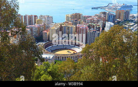 Malaga Stadt Stierkampfarena Plaza de Toros oder La Malagueta gesehen von oben mit Tower blocks Hafen und das Meer im Hintergrund. Stockfoto