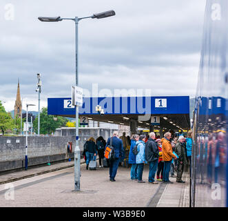 Fort William Bahnhof Plattform mit Menschen boarding ScotRail Zug an der West Highland Railway Line, Scottish Highlands, Schottland, UK Stockfoto