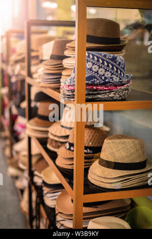 Im Sommer viele Hüte und Panama Hüte liegen auf der Zähler im Shop für Touristen. Sommer, Thailand. Stockfoto