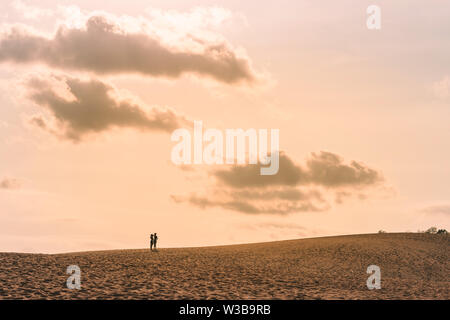 MUI NE, VIETNAM - April 25: Unbekannter Touristen entspannen und Fotos auf April 25,2019 am Roten Sanddünen der Wüste in Mui Ne, Vietnam nehmen Stockfoto