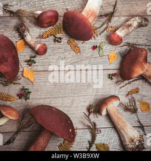 Herbst Blatt Komposition mit Bilderrahmen. Kopieren Sie Raum. Stockfoto