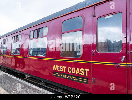 Mallaig Bahnhof Plattform mit West Coast Tourist Zug an der West Highland Railway Line, Scottish Highlands, Schottland, UK Stockfoto