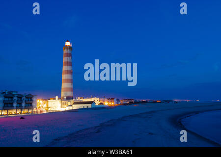 Der Leuchtturm - das ist der zweitgrößte in Europa - an der Praia da Barra in der Nähe von Aveiro Portugal Stockfoto