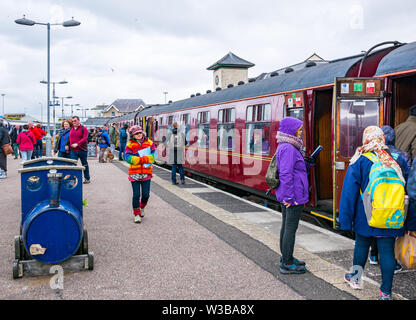 Mallaig Bahnhof Plattform mit Touristen boarding Westküste touristischen Zug an der West Highland Railway Line, Scottish Highlands, Schottland, UK Stockfoto