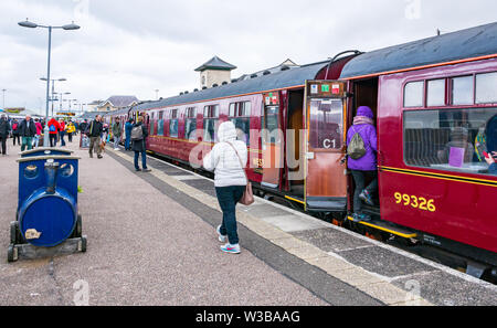 Mallaig Bahnhof Plattform mit Touristen boarding Westküste touristischen Zug an der West Highland Railway Line, Scottish Highlands, Schottland, UK Stockfoto