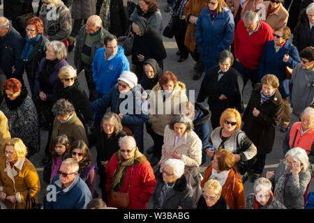 Menschen unterschiedlichen Alters in einer Kirche Parade in Peniche Portugal Estremadura Stockfoto