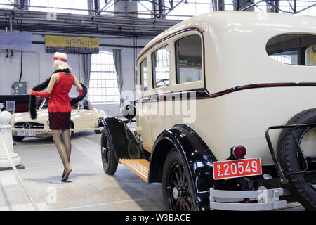 BUDAPEST, Ungarn - 05 April, 2019: Rückansicht eines seltenen weißen 1920s Classic oldtimer Auto, mit einer lebensgroßen Puppe im Zeitraum Kleidung daneben. Stockfoto