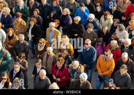 Menschen unterschiedlichen Alters in einer Kirche Parade in Peniche Portugal Estremadura Stockfoto